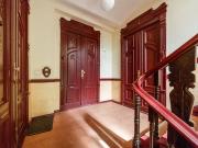 Spacious newly renovated apartment in popular location,...