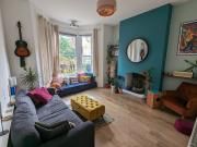 Spacious one bed with separate office and garden