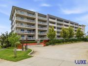 Spacious one bedroom plus study top floor apartment