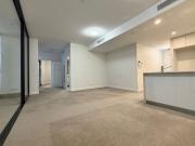 Spacious One Bedroom with Study Nook + Carspace