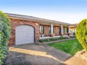 Spacious Renovated 5 Bed Residence Water Included