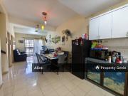 Spacious Renovated Townhouse at Villa Hijauan –...