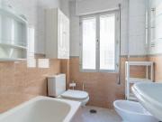 Spacious room on Avenida América with Air Conditioning