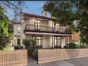 Spacious studio apartment in a secure building, bills...