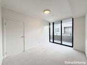 Spacious Stunning Modern 1 Bedroom Apartment with a...