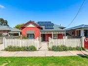 Spacious & Stylish 5 Bedroom Family Haven in Largs Bay