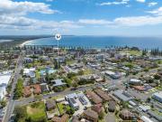 Spacious sunlit apartment  walk to Town Beach, CBD