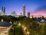 Spacious Three Bedroom Apartment with Vacant Possession...