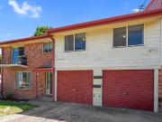 SPACIOUS THREE LEVEL TOWNHOUSE DUPLEX!