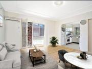 Spacious Top Floor 3 Bedroom Apartment in Prime Location