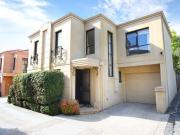 Spacious Townhouse with courtyard
