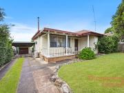 Spacious & Versatile Family Living in a Quiet Rutherford...