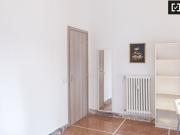 Spaziosa camera in affitto in appartamento con 6 camere...