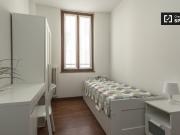 Spaziosa camera in appartamento con 4 camere da letto a...