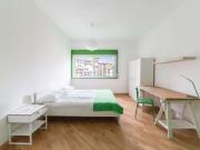 Spaziosa camera in appartamento con 4 camere da letto a...