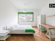 Spaziosa camera in appartamento con 4 camere da letto a...