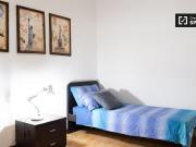 Spaziosa camera in appartamento con 4 camere da letto a...
