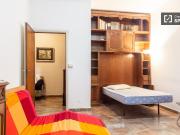 Spaziosa camera in appartamento con 4 camere da letto a...