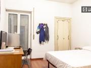 Spaziosa camera in appartamento con 4 camere da letto a...
