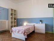 Spaziosa camera in appartamento con 5 camere da letto a...