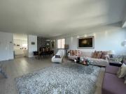 Spazioso appartamento con vista panoramica e piscina