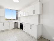 Spectacular 3 Bedroom Apartment Just Moments Westfield...