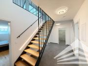 Spektakuläre DG Wohnung: Klimatisiert, 2 Bäder, 5 Zimmer...