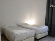Splendida camera in appartamento con 5 camere da letto...