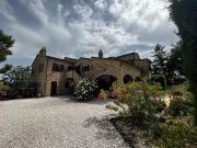 Splendida proprietà tradizionale in mattoni con piscina...