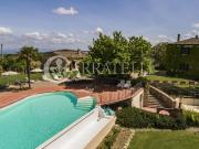 Splendida tenuta agricola con borgo in pietra con...