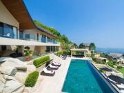 Splendide villa située sur un magnifique terrain à flanc...