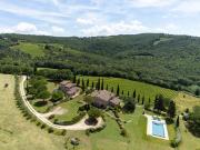 Splendido complesso immobiliare con piscina e vigneto a...
