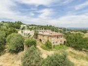 Splendido rudere del 1800 tra le dolci e verdi colline...