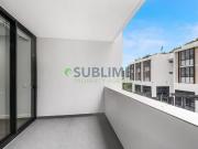 Split Level Modern 2 Bedroom Apartment with Parking and...