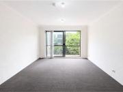 Split Level Two Bedroom Apartment with Parking in Ultimo