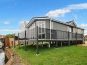 Staines upon thames, Surrey, 2 Bedroom Park
