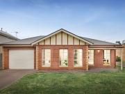 Stand Alone 3 Bedroom Villa Walk to Everything!