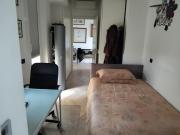 Stanza arredata con bagno en suite e balcone