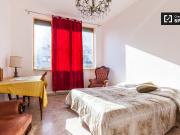Stanza arredata con scrivania in appartamento in Libia, Roma