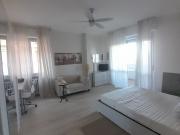 stanza arredata in affitto con terrazzino ad uso esclusivo