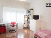 Stanza arredata in appartamento con 4 camere da letto a...