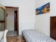 Stanza bianca in appartamento condiviso in Porta de...