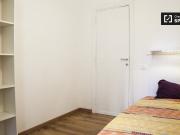 Stanza elegante in un appartamento con 5 camere da letto...