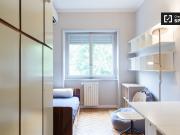 Stanza in affitto in appartamento con 3 camere da letto...