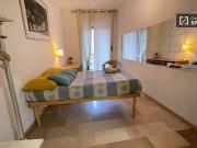 Stanza in affitto in appartamento con 3 camere da letto...
