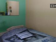 Stanza in affitto in appartamento con 3 camere da letto...
