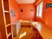 Stanza in affitto in appartamento con 3 camere da letto...