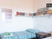 Stanza in affitto in appartamento con 3 camere da letto...