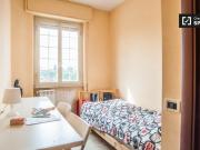 Stanza in affitto in appartamento con 3 camere da letto...