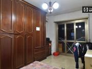 Stanza in affitto in appartamento con 3 camere da letto...
